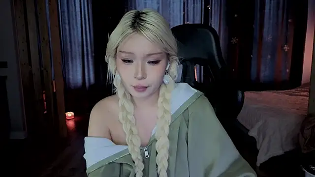 rileymee (F young) - ♥Let maid play with her pussy ♥