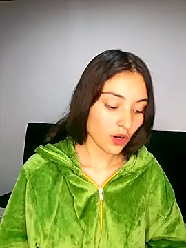 hotwife26 (F teen) - suck dildo