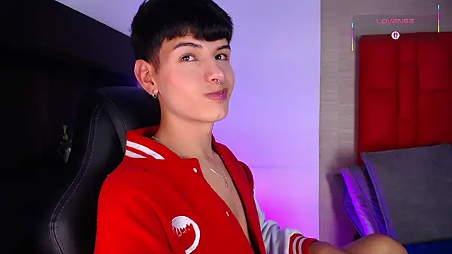 ezra_storm (M twink) - spit balls close up