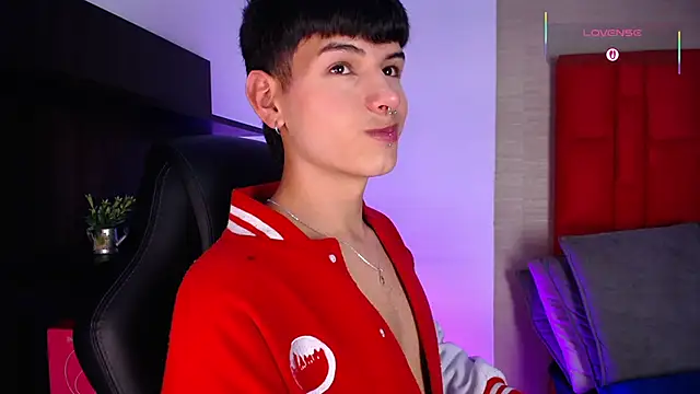 ezra_storm (M twink) - spit balls close up