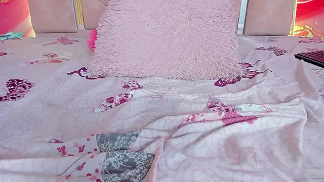 mia__blaze__ - Mia__blaze__'s free webcam - UK Sex Cams