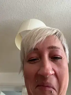 Webcam Model (Rozendefotz)  is live.Free join now!