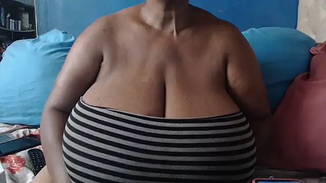 cutefirmmelonss - CUTEFIRMMELONSS's free webcam