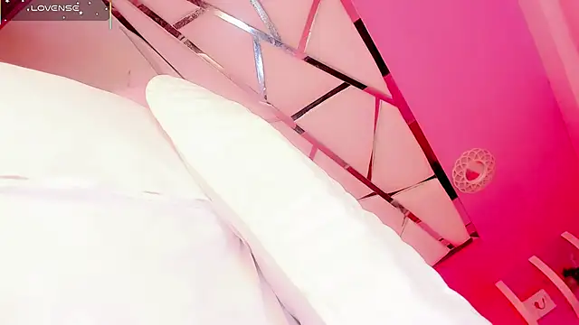 ariia-janee - Ariia-janee's free webcam - UK Sex Cams