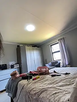 misslola27 - MissLola27's free webcam