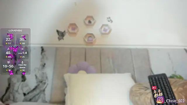 christal_cutee (F teen) - Fingers inside my wet pussy 🤤💦