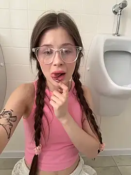 mmelicious - Mmelicious's free webcam