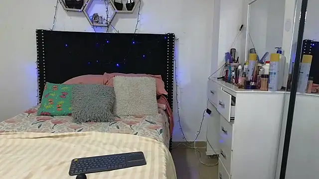 charlotte_077 - Charlotte_077's free webcam