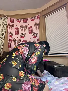 Webcam Model (FaiiryArii) is live