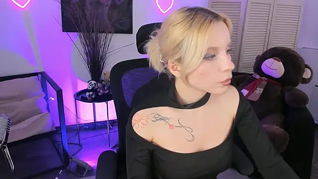 aurorawrenfield - AuroraWrenfield's free webcam