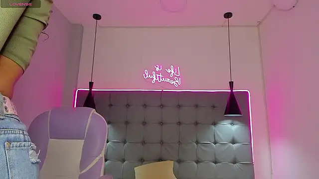 scarletcherry18 webcam