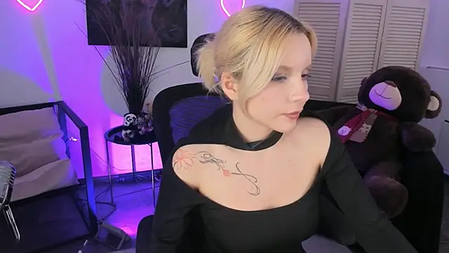 aurorawrenfield - AuroraWrenfield's free webcam