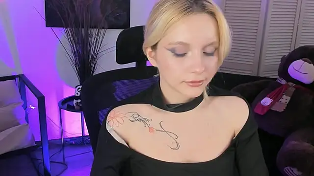 aurorawrenfield - AuroraWrenfield's free webcam - UK Sex Cams