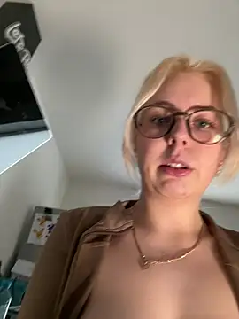 Livewithlucy Live Webcam on Stripchat