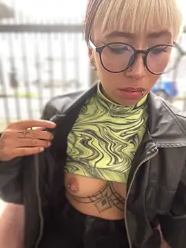 Webcam Model (Sallem_Pink) is live