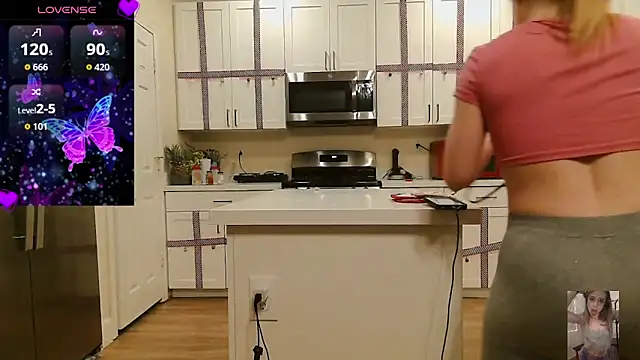 Blondiewithanass webcam