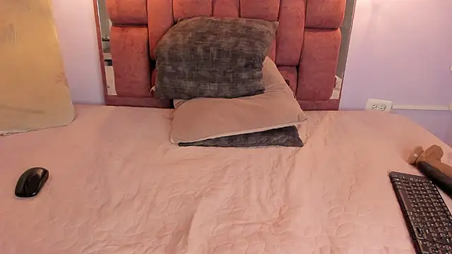 kristakinnky - Kristakinnky's free webcam