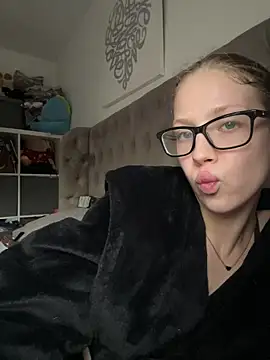 rosielovexoxx - RosieLovexoxx's free webcam