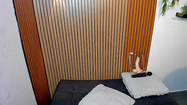 scarletrose10 - ScarletRose10's free webcam