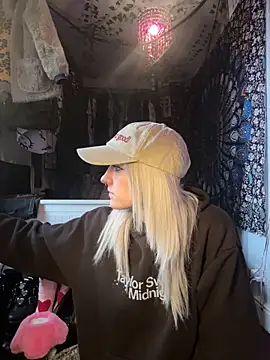 Webcam Model (bambibabyy)  is live.Free join now!