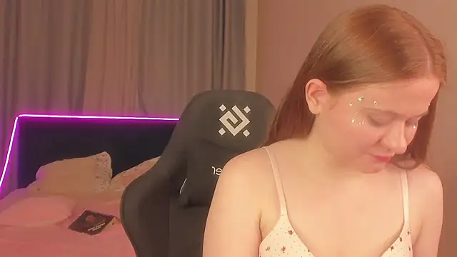 flamefoxy_ - FlameFoxy_'s free webcam