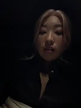 winter11 (Ask my age) - 商场电影院卫生间直播