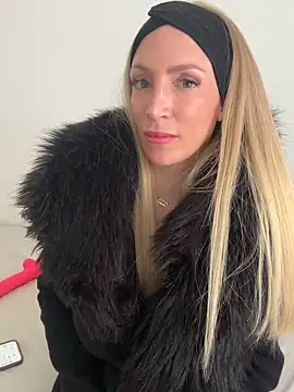 irina_k0valenk0 (F young) - Doigt pussy et prend le contrôle Lush