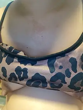 squirtshantal - Squirtshantal's free webcam