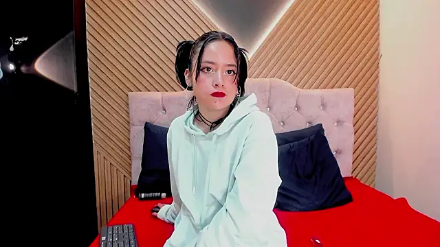 ivyyemerald - IvyyEmerald's free webcam