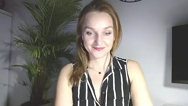 aliciadesire - AliciaDesire's free webcam