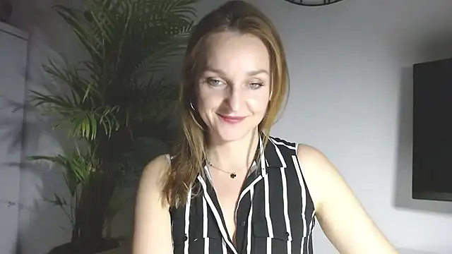 aliciadesire - AliciaDesire's free webcam