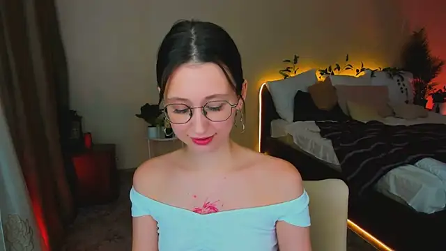 yourlovellystory - YourLovellyStory's free webcam