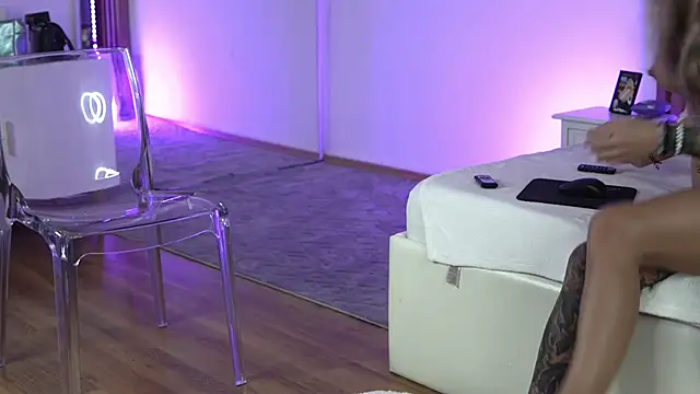 tiffanymaze - TiffanyMaze's free webcam - UK Sex Cams