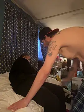 thickerthenasnickerandkk - Thickerthenasnickerandkk's free webcam - UK Sex Cams