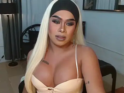 AlluringEmerald webcam