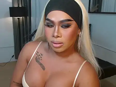 AlluringEmerald webcam