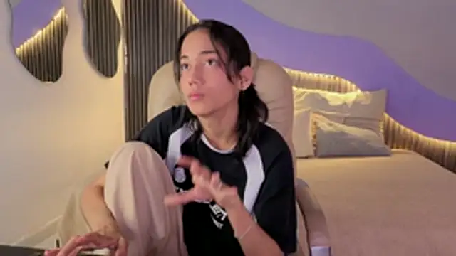 hot_little_bunny webcam