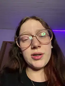 Webcam Model (YoungLisaa18)  is live.Free join now!