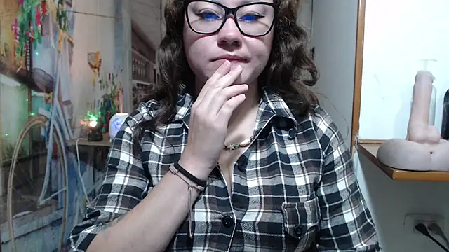 curly_greeneyed webcam