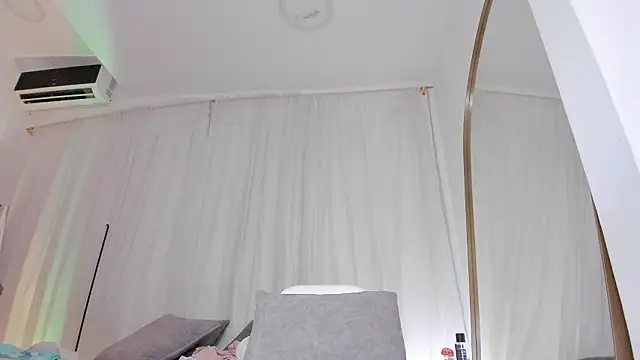 petite_lucie - Petite_Lucie's free webcam