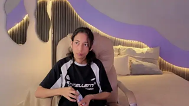 hot_little_bunny webcam