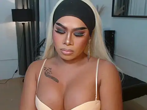 AlluringEmerald webcam