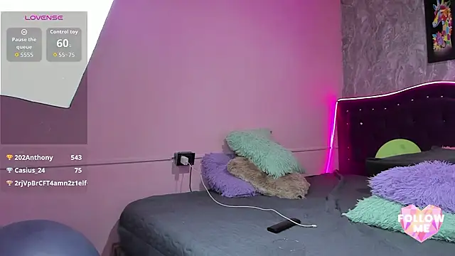 Lauren_smiles webcam