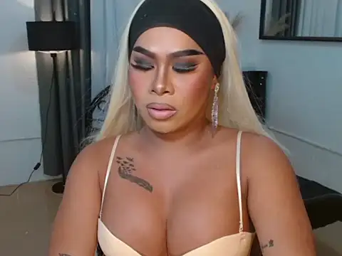 AlluringEmerald webcam