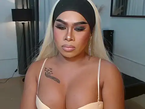 AlluringEmerald webcam