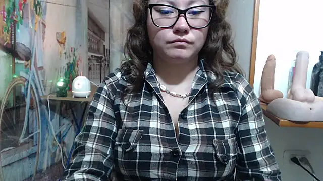 curly_greeneyed webcam