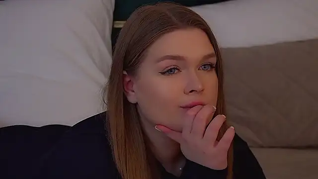 crystallyons - CrystalLyons's free webcam