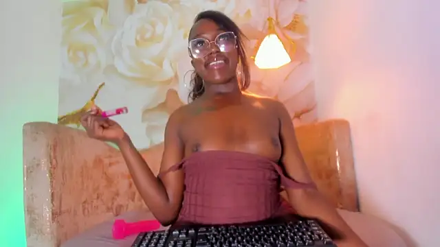 nylaroyale_cr webcam