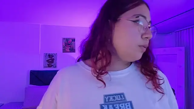 littlee_red - Littlee_red's free webcam