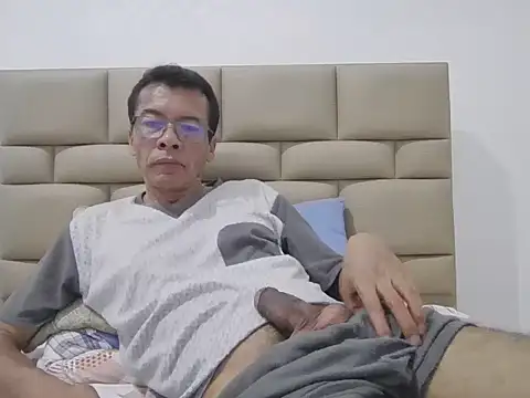 skinnylatino51 webcam